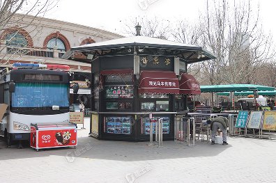 捷士通与法国设计师合作生产的天津市五马路风景区观光小火车售票亭采用了现