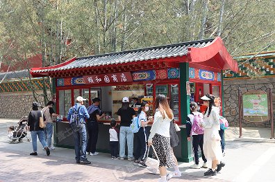 捷士通作为移动房屋厂家，为北京颐和园生产了一款与景色相互照应的售卖岗亭